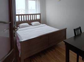 EUROPA22 "Hostel - prywatne 3 pokoje" lub "Apartament cały z 3 pokojami" - CENTRUM MIASTA Szybkie i Łatwe Zameldowanie 24h, hotel in Tomaszów Mazowiecki