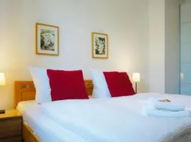 Wohnensemble mit 3 separaten Bereichen- 2 Küchen- 3 Badezimmer- 10 Personen- Garten- Parkplatz