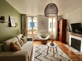 "Le Noeud vert" Appartement sur le thème de Nevers, 65 m2 en coeur de ville, parking à 200M avec accès inclus à salle de sport de 2000m2, Sauna & Hammam