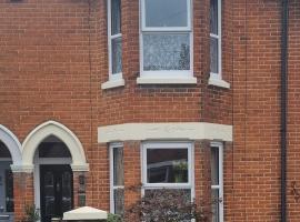 Quirky Victorian three bedroom terraced house, hotel in Eastleigh