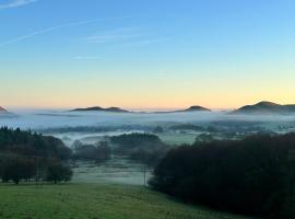 Carol Anns Caravan, Working Farm Stay, Rural, Private, Fire Pit for hire, Dogs on request, glamping site in Pontesbury