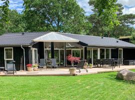 5 Bedroom Nice Home In Fårevejle, hotel in Fårevejle