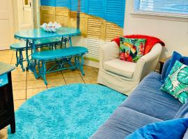 Mini Pearl, Private 2 BR - 1 block to BEACH!，泰碧島的自炊式住宿