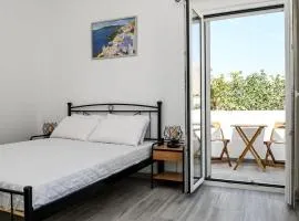 Santorini Life Vibrant Studio Only 50m from the Beach