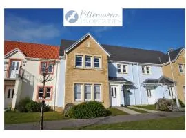 Forth View- stylish upper apartment with sea views