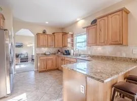 Juniper I Large Cozy Home, Jetted Tub, Covered Deck, Snuggle Couches Smart Tv