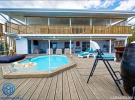 Villa élégante avec vue sur mer et montagne au Carbet