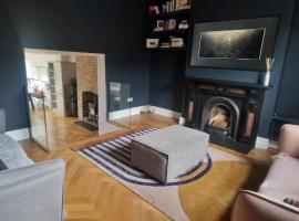 Extended 3BD SplitLevel Cottage in Popular Village, hotel v destinaci Dublin