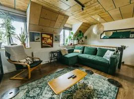 Mansell Road - Trendy Loft with Free Parking