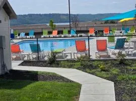 Swan's Getaway Lakeview Condo