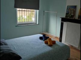Chambre confortable lit double schaarbeek 1ere étage clé normal, hotel v Bruselu