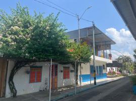 CASA DEL PARQUE Hotel, en Puerto Perales, corregimiento de Puerto triunfo 30 min del parque Nápoles, hotel u gradu Puerto Perales