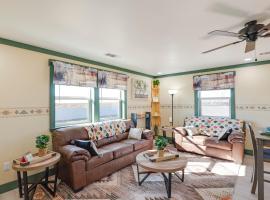 9 Mi to Lake Carlsbad Pet-Friendly Apt, spa hotel in Carlsbad