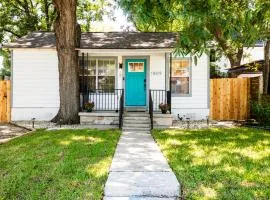 New King Suite with Rain Shower-Walk to Downtown, Lake & Eateries