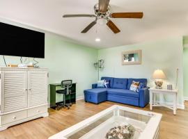 Walk to Shore: Atlantic Beach Condo w/ Pool Access, hótel í Atlantic Beach