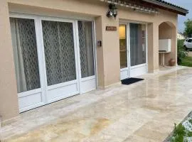 Appartement rénové à Lapte avec terrasse 40 m²