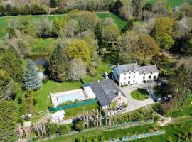 Spacieuse villa avec piscine privée à Béganne, hotel a Béganne