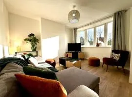 New Southampton Central House - Parking, 6 Beds, Sleeps 9 - City Centre l Cruise Terminal l Great for Contractors, Friends & Families