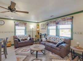 Near ATV Trails Carlsbad Apt with Shared Fire Pit, μέρος για να μείνετε σε Carlsbad