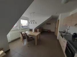 Fewo Steinhohle, DG 45qm, 1 Schlafzimmer & 1 Wohn-Esszimmer mit Bett