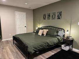 King Suite - Private Entrance - Hot Tub - Game Room, hotel v destinaci Jonesboro