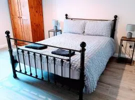 City centre modern ground floor apartment - Free parking - Sleeps 6