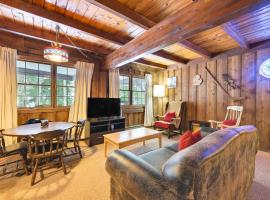 2 Mi to Schuss Mountain Cozy Cabin with Deck, hotelli kohteessa Bellaire