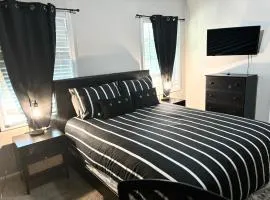 Queen Suite - Hot Tub - Home Theater - WiFi