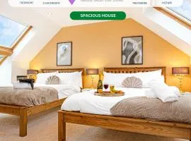 Exquisite 7 Bedroom 5 Bathroom House - Over 1900 sqft - Close to City Centre with Free Parking, Fast W-Fi and SmartTVs by Yoko Property