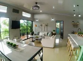 Azulita Oasis, Family-Sized Loft With Pool & Large Outdoor Areas