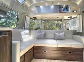 Cozy & Fun Airstream Camper Near Downtown & Beach, Hotel in Savannah