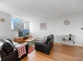 Stylish 1-Bed Flat with Pool BBQ & Sauna Access