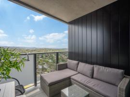 Modern 2-Bed Apartment with Premium Amenities, hotel in Phillip