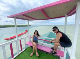 Ayne's Floating Cottage, hotel v destinaci Calatagan