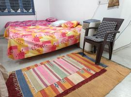 Chintamani Siddhi Chakra Apartment, Bed Spaces for Cold play, hotel v destinaci Ahmadábád