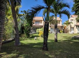 Bungalow Les Banians, front de mer avec piscine, hotel v destinaci Grande Gaube