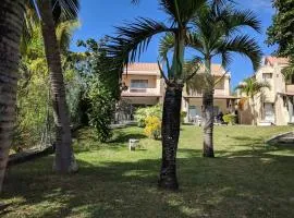 Bungalow Les Banians, front de mer avec piscine
