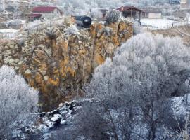 House by the River, ξενοδοχείο σε Kʼaghsi