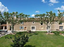 Provencal farm with heated pool in Lamanon near Aix en Provence - 12 people, Hotel in Lamanon