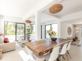 Sunset villa with pool and seaview, hotel in Cala Tarida