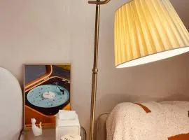 Cozy guesthouse, 10 minutes from SNU Entrance Station, accommodation in Sharosu-gil, OTT, Nespresso machine, within 25 minutes by subway to Hongdae, Gangnam, Seongsu, Gwanaksan, up to 5 people