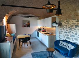 Studio voûté, atypique, hotel in Chambéry