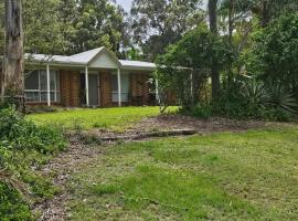 Newly Renovated & peaceful surrounds, Hotel in Eagleby