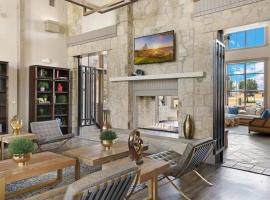 Refined Unit 2BR, 2BA Pool Access, hotel in Fort Worth