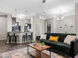 Lavish Retreat 2BR, 2BA Pool
