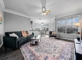 Contemporary Comfort 2BR, 2BA Pool