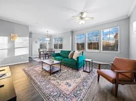 Sleek Retreat 2BR, 2BA Pool Access