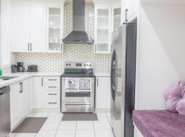 Beautiful Home by Toronto in Central Location, Hotel in Brampton