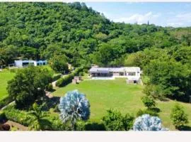 Casa campestre de lujo con piscina privada, terreno de 6mil mts, vigilancia 24horas,