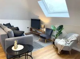 Contemporary 2-bed Penthouse Central Stay!